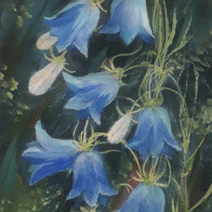 Pintura al óleo original en miniatura sobre caballete pequeño. 3,9 x 5,9 pulgadas. Flores azules. Campanas del bosque
