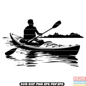 Pode incluir: Silhueta em preto e branco de uma pessoa fazendo caiaque em um lago. A pessoa está remando com um único remo. O lago está calmo e há montanhas ao fundo.
