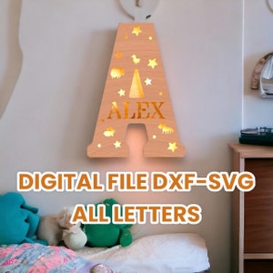 Può includere: Una lampada a forma di lettera "A" in legno con il nome "ALEX" intagliato. La lettera è decorata con stelle e forme di animali. Il testo "DIGITAL FILE DXF-SVG ALL LETTERS" è visualizzato sotto.