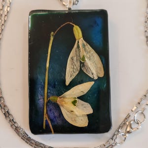 Snowdrop Resin Necklace Terrarium Botanical with Real Snowdrop in a Green to Purple Necklace Gift for Her Nature Inspired Boho Gift Jewelry