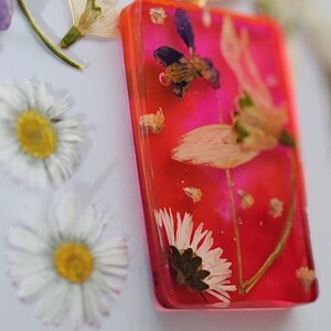 Handmade Pink Botanical Resin Necklace with Real Pressed Daisy & Violet Flowers Dried Flower Pendant Nature Jewelry Gift Snowdrop Boho Style
