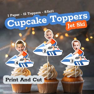 Op de afbeelding: Cupcake toppers met kinderen op jetski's. De toppers zijn blauw en wit met oranje accenten. De tekst "Cupcake Toppers Jet Ski" en "Print And Cut" is inbegrepen. De toppers worden op cupcakes getoond.