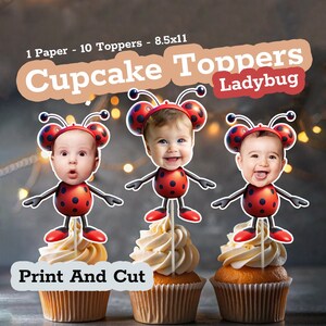 Puede incluir: Diez toppers para cupcakes imprimibles con un diseño de mariquita con la cara de un bebé. Los toppers están impresos en papel de 8,5 x 11 pulgadas y están listos para recortarse y usarse. El texto "Cupcake Toppers Ladybug" está impreso en la parte superior de la imagen.