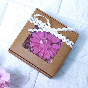 デイジーキャンドル | 手作りヴィーガンキャンドル | 春の花のキャンドル | 環境に優しいフローラルキャンドル | 彼女へのユニークなギフト | ホームデコレーション
