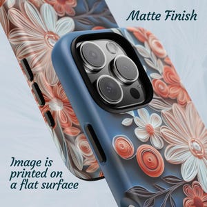 Pu&ograve; includere: Una custodia per telefono blu con un design floreale. La custodia ha una finitura opaca e l'immagine &egrave; stampata su una superficie piatta. "Finitura opaca" &egrave; scritto in bianco nella parte superiore dell'immagine.