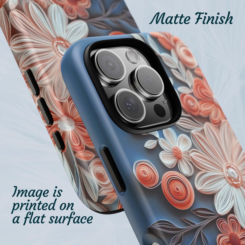 Pu&ograve; includere: Una custodia per telefono blu con un design floreale. La custodia ha una finitura opaca e l'immagine &egrave; stampata su una superficie piatta. "Finitura opaca" &egrave; scritto in bianco nella parte superiore dell'immagine.