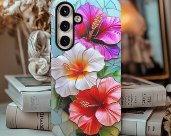 Può includere: Una custodia per telefono con un design a vetri colorati con fiori di ibisco colorati. La custodia ha un ritaglio per un obiettivo della fotocamera triplo e uno sfondo trasparente.