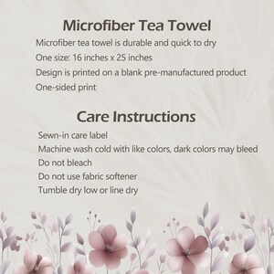 Puede incluir: Un pa&ntilde;o de cocina de microfibra con el texto &laquo;Microfiber Tea Towel&raquo;. La toalla mide 40,6 cm x 63,5 cm. Las instrucciones de cuidado incluyen lavar a m&aacute;quina en fr&iacute;o, no usar lej&iacute;a y secar en secadora a baja temperatura. Dise&ntilde;o floral en la parte inferior.