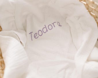 Manta de bebé con volantes 100 % algodón, manta de muselina blanca personalizada con nombre bordado, hecha a mano, suave y transpirable para recién nacidos
