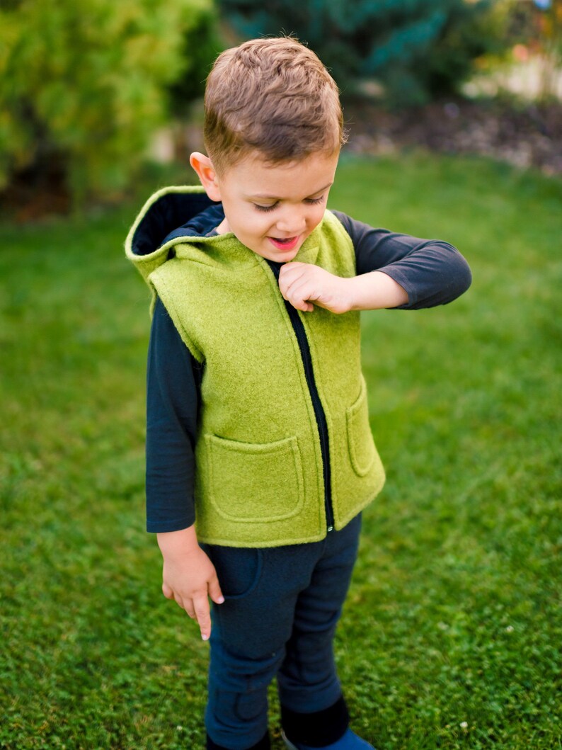 Chaleco de lana hervida con diseño de dinosaurio, varios colores, estilo jardín de infancia en el bosque, con cremallera y forro interior. Ropa de lana unisex para actividades al aire libre para niños. imagen 5