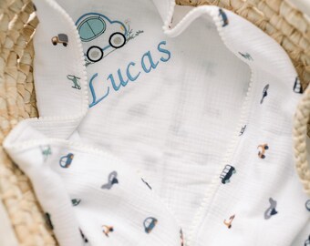 Manta de gasa doble para bebé, manta de muselina personalizada con nombre bordado, manta para recién nacido hecha a mano, suave y transpirable con pompones
