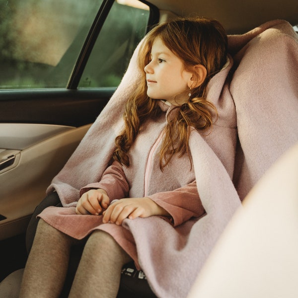 Poncho d'hiver pour siège auto pour enfant, poncho cape en laine bouillie douce, couverture pour siège auto pour tout-petit, poncho à capuche fait main pour fauteuil roulant