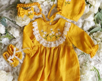 Robe en lin brodé jaune, robe bébé fille à broderies florales, robe d'anniversaire fleur des prés, manches bouffantes, tenue 1er anniversaire