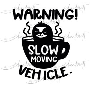 Puede incluir: Gráfico en blanco y negro de un perezoso en una taza de café con el texto "WARNING! SLOW MOVING VEHICLE." El perezoso tiene los ojos cerrados y sale vapor de la taza. El diseño está sobre un fondo blanco.
