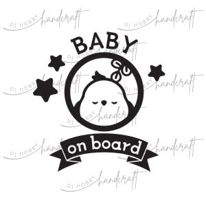 Puede incluir: Adhesivo para coche "Baby on Board" en blanco y negro. El diseño presenta un pollito durmiendo dentro de un círculo, con la palabra "BABY" arriba y "on board" en una pancarta debajo. También se incluyen tres estrellas.
