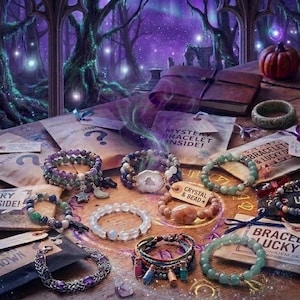 Puede incluir: Una colección de pulseras de cuentas y bolsas misteriosas con etiquetas que incluyen Mystery Charm Inside, Mystery Bracelet Inside y Bracelet Lucky Dip, dispuestas sobre una superficie de madera con un diario de cuero y una taza.