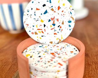 Set di 4 sottobicchieri rotondi in terrazzo in cemento bianco colorato | Sottobicchieri retrò per tazze e bicchieri con supporto | Decorazione da tavolo in terrazzo colorato