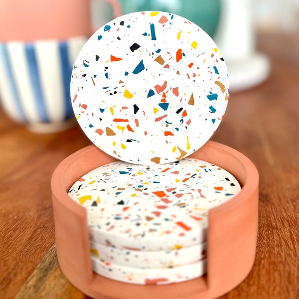 Runde Terrazzo Untersetzer 4er Set aus Beton weiß bunt | Retro Untersetzer für Tassen und Gläser mit Halter | Bunte Terrazzo Tischdekoration