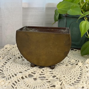 Vintage Bronze Crescent Moon Footed Planter, MCM Celestial Trough Vase, Modern Heritage Decor, Small Bronze Cachepot for Succulents or Altar