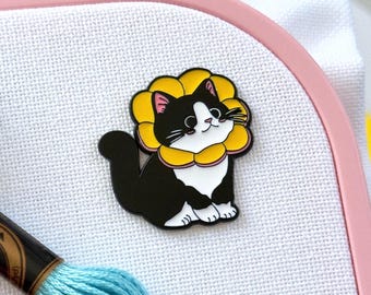 Flower Cat Needle Minder, Kawaii Kitten Needle Magnet, Cross Stitch Accessory, Cat Lover Gift, Embroidery Needle Holder