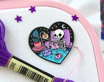 Skeleton Needle Minder, Book Lover Needle Magnet, Cozy Gothic Magnetic Needle Holder, Cross Stitch Accessory, Embroidery Gift, Quilting Gift