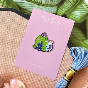 Cute wizard frog magnetic needle minder, Kawaii frog needle nanny, Magical fantasy toad needle keeper, Needle minder for cross stitching
