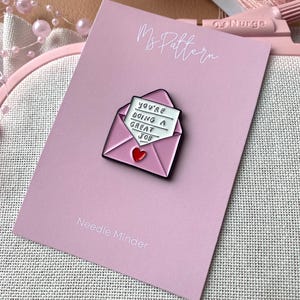 Estás haciendo un buen trabajo, Organizador de agujas con letras, Regalo de punto de cruz, Regalo de bordado, Organizador de agujas motivacional, Accesorios de costura