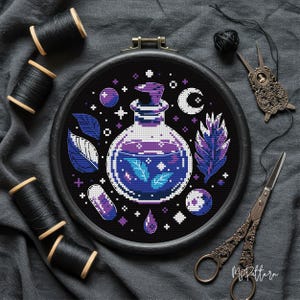 Puede incluir: Un patrón de punto de cruz en blanco y negro de una botella de vidrio llena de un líquido morado. La botella está rodeada de estrellas, hojas y otros elementos mágicos.