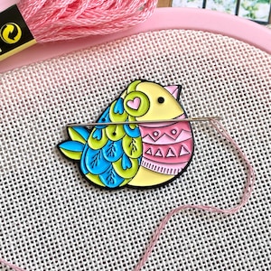Winter bird enamel needle minder, Needle magnet for embroidery and cross stitch, Needle keeper, Needle nanny, Cover minder, Needle work