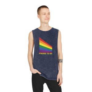 Uniseks &#39;Trots om te zijn&#39; stonewash-tanktop, Pride, LGBTQ-tanktop, gay-tanktop, regenboog, shirts voor vrouwen