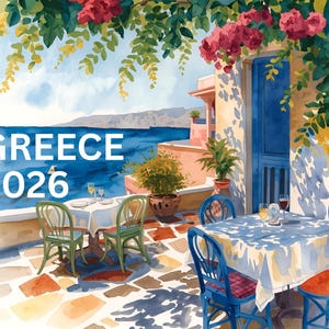 Può includere: Dipinto ad acquerello di un caffè greco in riva al mare con tavoli apparecchiati per la cena. L'immagine presenta il testo "GREECE 2026" in bianco. Fiori di bouganville e fogliame incorniciano la scena, con vista sul mare sullo sfondo.
