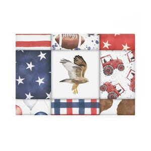 Peut inclure: Un motif patchwork avec des thèmes patriotiques et ruraux. Il présente un aigle à l'aquarelle, un ballon de football américain, des tracteurs rouges et des motifs du drapeau américain. La palette de couleurs comprend le rouge, le blanc, le bleu et le marron.