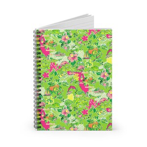 Könnte beinhalten: Ein spiralgebundenes Notizbuch mit einem lebendigen, farbenfrohen Muster. Das Design zeigt rosa Flamingos, grüne Alligatoren, orangefarbene Zitrusfrüchte und rosa Blumen auf einem hellgrünen Hintergrund. Das Notizbuch hat eine schwarze Spiralbindung.