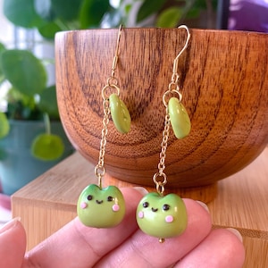 Peut inclure: Ensemble de trois tasses en céramique avec une finition mate et mouchetée. Les tasses sont de couleur crème, gris clair et gris foncé. Chaque tasse a un design simple et minimaliste avec une anse arrondie.