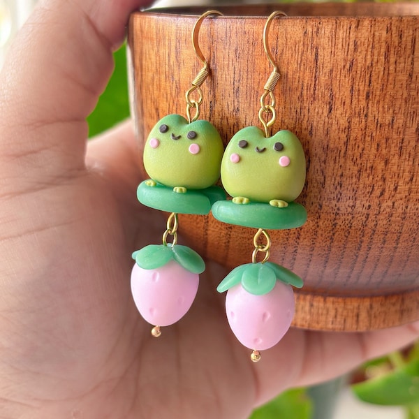 Boucles d'oreille grenouille et fraise. Joli bijoux en argile, sculpté à la main, Cadeau pour elle - Animal - Bijou en fimo, printanier