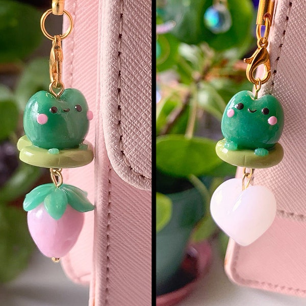 Accessoire grenouille, bijou de sac, bijou de téléphone, charm, porte clé en argile polymère, effet jade, grenouille posée sur son nénufar