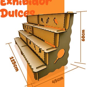 Op de afbeelding: Een houten displaystandaard met meerdere niveaus voor snoep, met een geschulpte rand en uitgesneden snoepvormen. De standaard is 115 cm lang, 60 cm hoog en 45 cm breed. De tekst "Exhibidor Dulces" is zichtbaar.