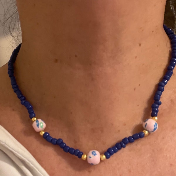 Rosa auf blauer Perlenkette