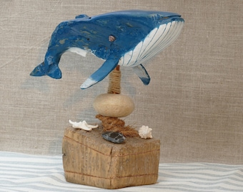 Baleine en bois échouée avec pierre d'obsidienne, étoile de mer et coquille à la base. Art en bois de mer. Décoration. Art du bois flotté
