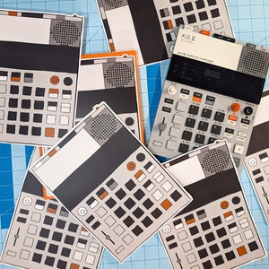 Puede incluir: Una colección de ocho pegatinas de producción musical de sampler grises y naranjas. Las pegatinas presentan una variedad de diseños, que incluyen una caja de ritmos, un sampler y un teclado. Las pegatinas son todas rectangulares y tienen esquinas redondeadas. El texto en una de las pegatinas dice "KO!I 64 Bit Sampler Composer".