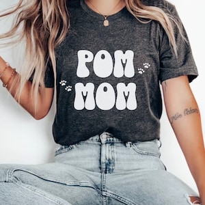 Pom Mom T-Shirt Pomeranian Dog Mom Cute Trendy Funny Aesthetic Pomeranian Owner Fur Baby Pommie Love Pomeranians Fur Mama Gifts For Her Tee