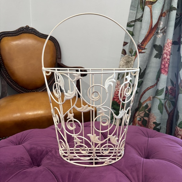 Wire ivory wall planter