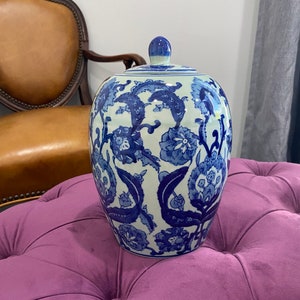 Vintage Chinese Temple Jar: Blue Finial, 1970s Decor