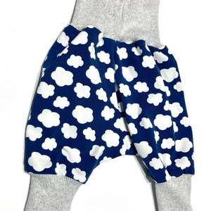 Pantalon évolutif en coton biologique, motif nuages. Garçons, Filles, Neutre. Bestseller Pantalon Pour Bébé image 4