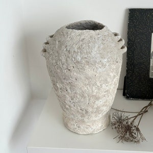 Recipiente gris y blanco antiguo envejecido Wabi Sabi hecho a mano, jarrón de aspecto envejecido con detalle de manijas, cerámica de arcilla de papel de diseño rústico