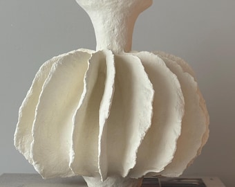 クリーム色の大きな侘び寂びの花瓶 - 手作りの紙粘土彫刻の器 - ニュートラルなステートメントデコレーション - 高級陶器 - イギリスのオーガニックモダンアート