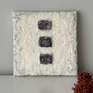 Quadro astratto in cartapesta e argilla, dipinto su tela, motivo Wabi Sabi, tre quadrati marroni, dettaglio geometrico, quadro originale in toni neutri.