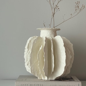 Grote witte sculpturale vaas - modern gebogen papieren kleivat - Japandi-statementstuk - organisch golfontwerp, eigentijds decor