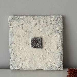 Arte murale astratta in cartapesta e argilla, tela, motivo Wabi Sabi, arazzo con dettagli geometrici quadrati marroni, dipinto originale in toni neutri.