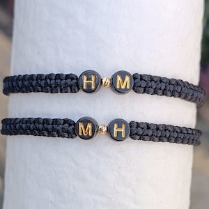 Juego de 2 pulseras a juego para parejas y amistades, regalo de aniversario y cumpleaños. Pulseras de cordón negro con cuentas dóricas doradas y plateadas.